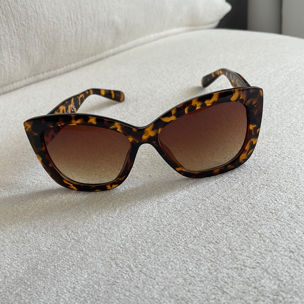 TAHARI Sunglasses